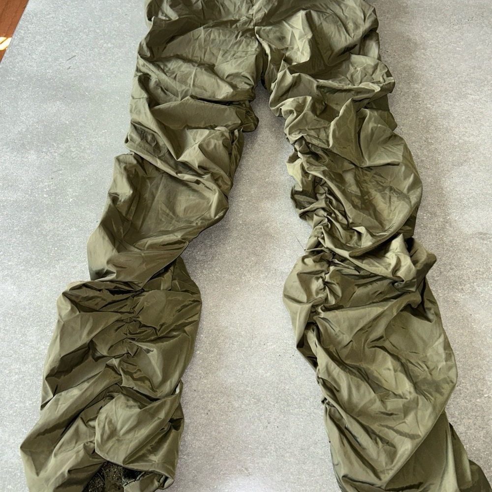 Army Green women’s parachute ruched pants with low cut dip in front NWT Sz small - Picture 3 of 8